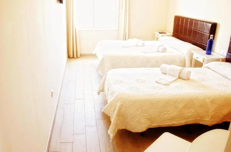 Vista de la habitación con dos camas individuales