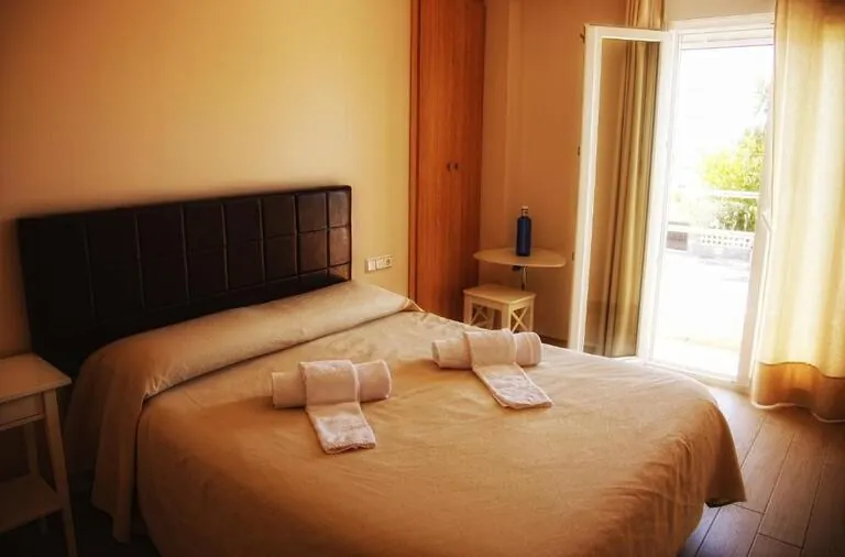 Cama de matrimonio con vistas al balcón
