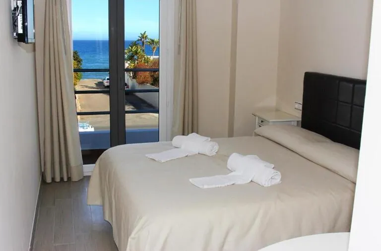 Cama de matrimonio con vistas al mar