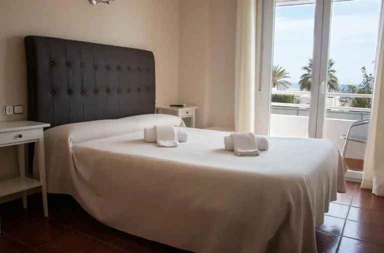 Cama de matrimonio con vistas al mar