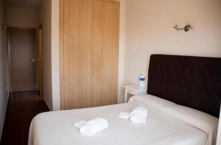 Cama de matrimonio con vista al pasillo de la habitación