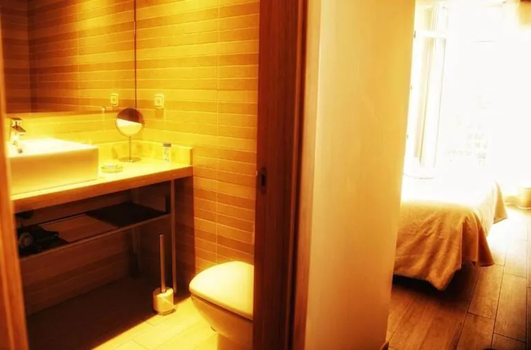 Vista del baño desde el pasillo de la habitación
