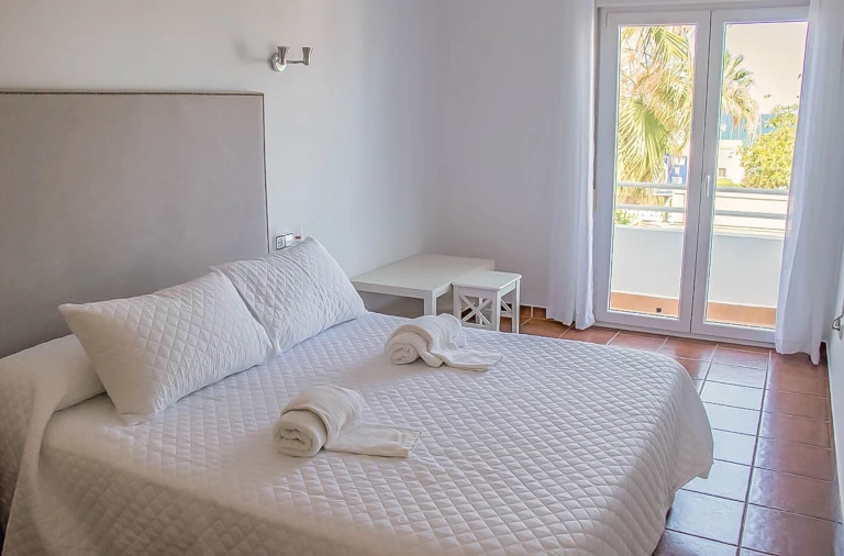 Cama de matrimonio con vistas al mar