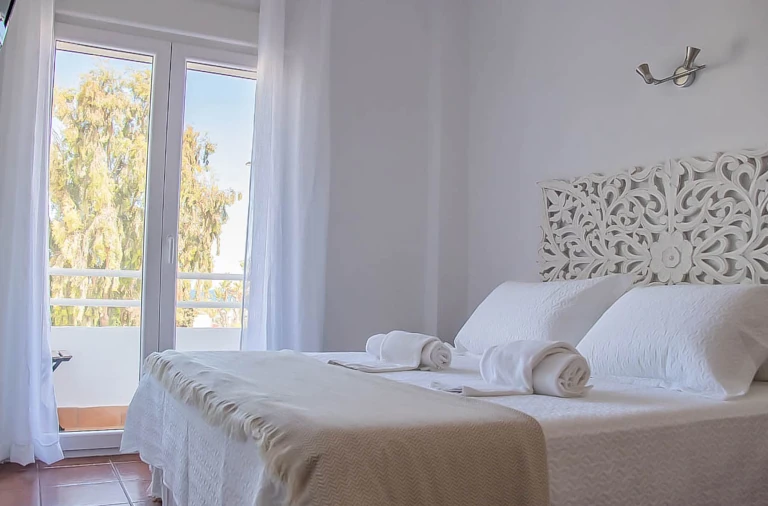 Cama de matrimonio con vistas al mar